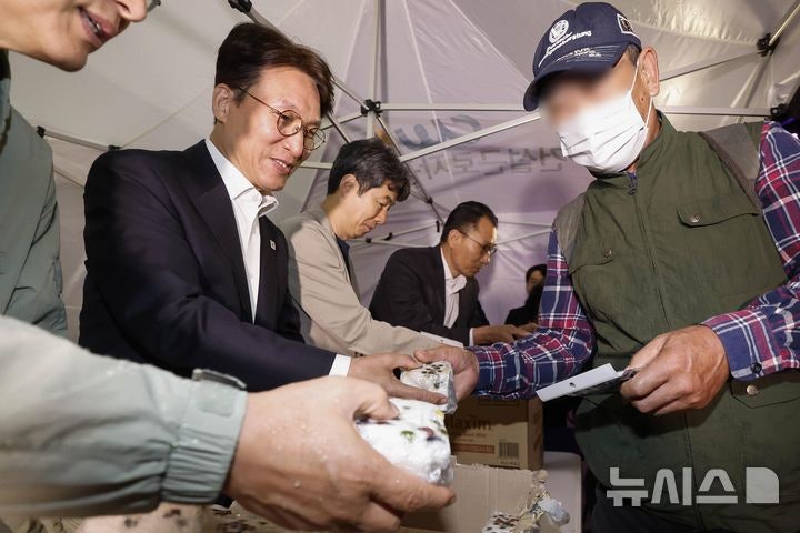 새벽 <b>인력시장</b> 찾은 <b>김민석 총리</b> "일자리 많이 늘리는데 최선 다할 것" ...