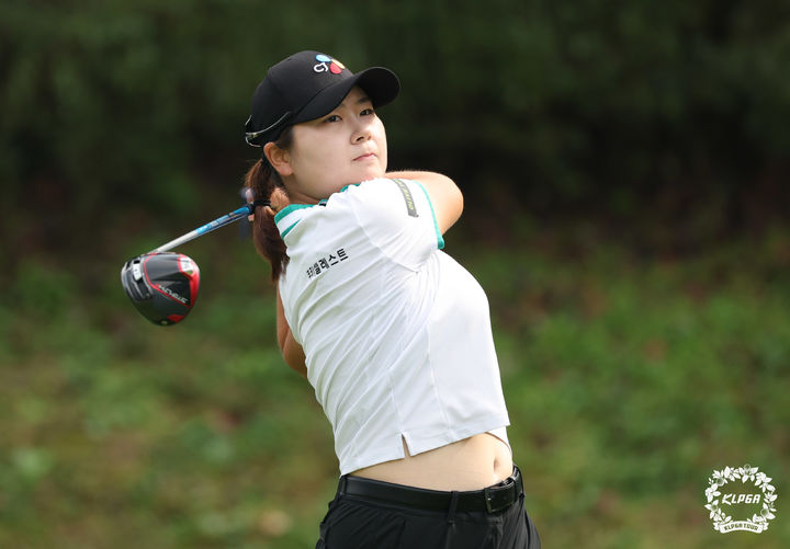 <b>홍정민</b>, KLPGA <b>놀부</b>·<b>화미 마스터즈</b> 2R 단독 선두…시즌 3승 도전