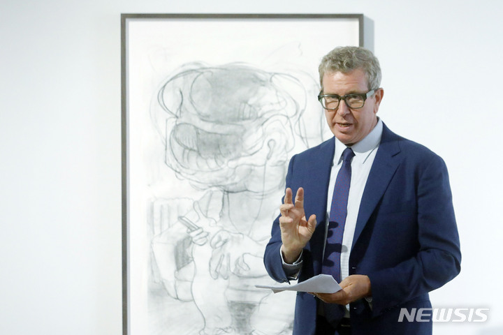 [서울=뉴시스] 최동준 기자 =  페이스갤러리 서울에서 작품 설명중인 마크 글림처 페이스갤러리 회장. 2022.08.30. photocdj@newsis.com