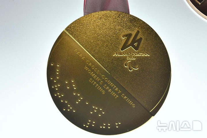 [베네치아=AP/뉴시스] 15일(현지 시간) 이탈리아 베네치아 그랑데 운하 팔라초 발비에서 2026년 밀라노·코르티나담페초 패럴림픽 금메달이 공개되고 있다. 2025.07.16.