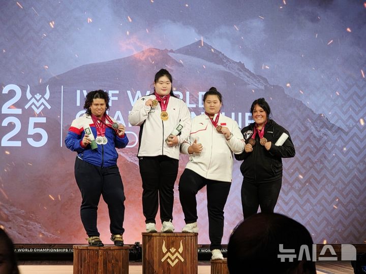 역도 <b>박혜정</b>, 허리 통증 딛고 2년 만에 <b>세계선수권 우승</b>…송영환 3위