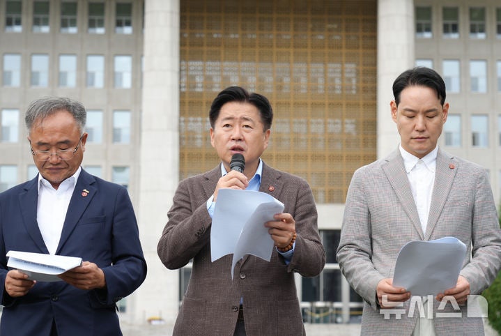與 "국힘, 장동혁 '<b>건국전쟁</b>' 망언 백배사죄하고 추가 <b>관람</b> 중단하라"