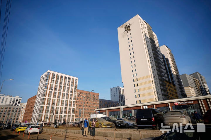 [모스크바=AP/뉴시스] 11일(현지시간) 러시아 모스크바 외곽 사프로노보에서 방공망에 격추된 우크라이나 드론 파편에 아파트 건물이 파손했다. 2025.03.11