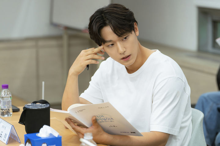 <b>이도현</b> 귀신 <b>호텔</b> 사장 된다…'<b>그랜드 갤럭시 호텔</b>'
