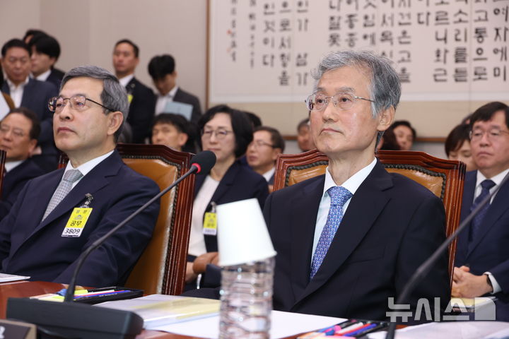 [서울=뉴시스] 고승민 기자 = 조희대 대법원장이 13일 서울 여의도 국회에서 열린 법제사법위원회의 대법원 등 국정감사에서 박균택 더불어민주당 의원 질의에 답하지 않고 있다. 2025.10.13. kkssmm99@n