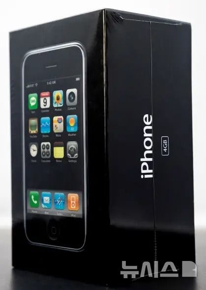 [뉴시스]2007년에 출시된 애플의 아이폰 1세대 4GB는 2023년 19만373달러(약 2억7145만원)에 판매됐다.(사진=LCG AUCTIONS/MEGA)2025.10.11.