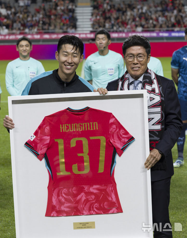 '<b>A매치</b> 최다 출전' 전설로 거듭난 <b>손흥민</b>, 차범근 축하에 '함박웃음'