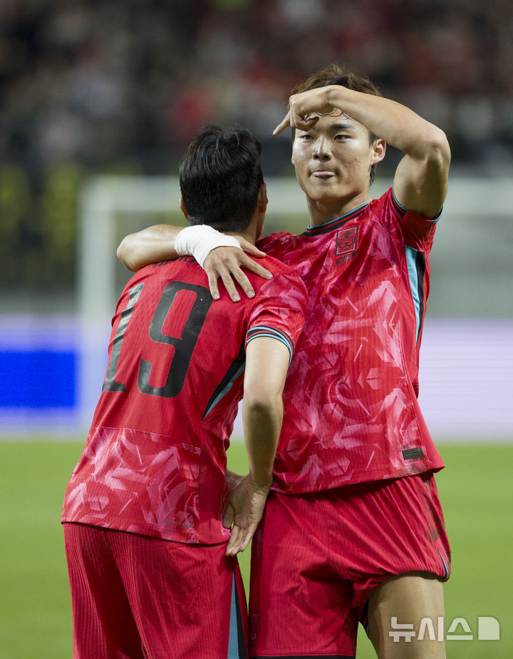 골 넣은 <b>오현규</b>-<b>이강인 듀오</b>