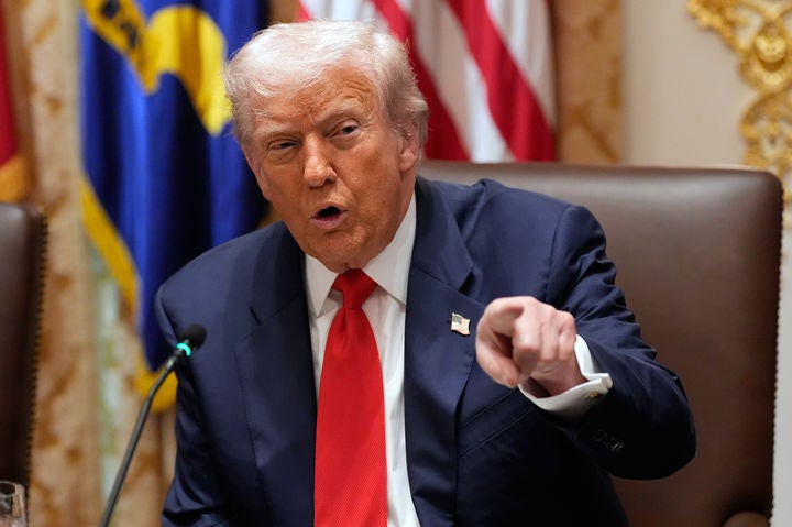 [워싱턴=AP/뉴시스]도널드 트럼프 미국 대통령이 14일(현지 시간) 하비에르 밀레이 아르헨티나 대통령과 회담하며 발언하고 있다. 2025.10.15.