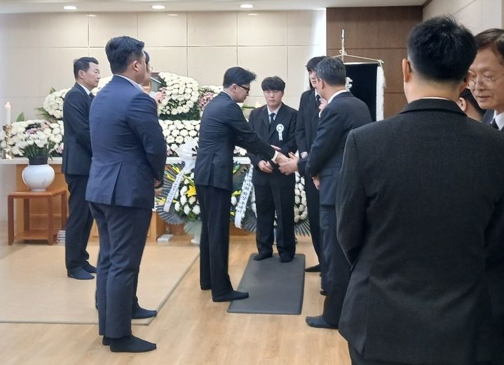 [대전=뉴시스] 조명휘 기자 = 한동훈 전 국민의힘 대표가 15일 오후 대전을지대학병원 장례식장에 마련된 이상민 전 국회의원 빈소를 찾아 유족들을 위로하고 있다. 2025.10.1