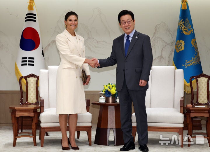 李, <b>스웨덴 왕세녀</b> 만나 "첨단기술·재생에너지 협력 기회 많아"(종합)