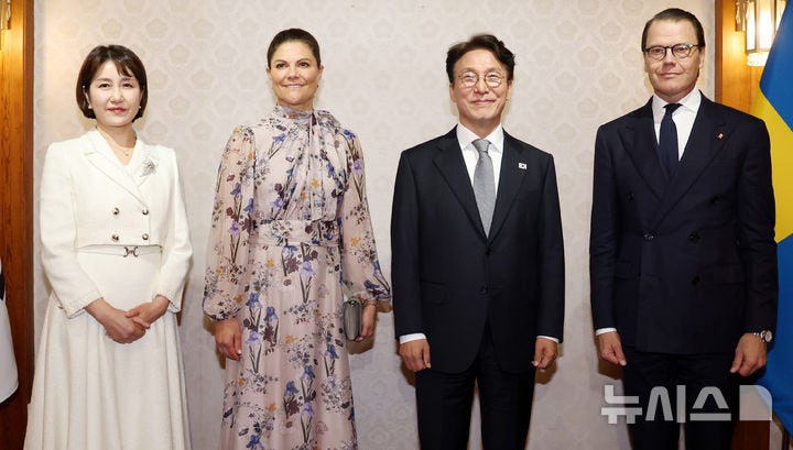 <b>김민석 총리</b> 내외, 빅토리아 <b>스웨덴</b> 왕세자 내외와 기념촬영