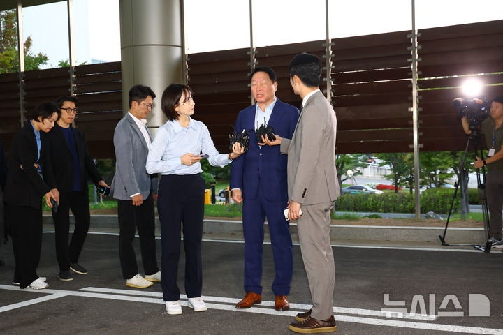 <b>미국</b>으로 <b>출국</b>하는 <b>최태원</b> SK 회장