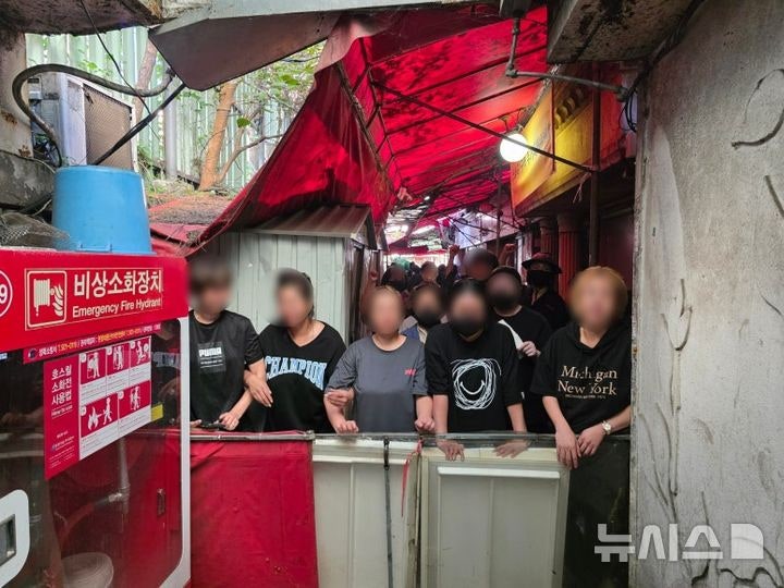 [서울=뉴시스] 김상윤 수습기자 = 지난달 10일 오전 서울 성북구 신월곡1구역 재개발 현장에서 강제 철거에 반발한 주민과 미아리성노동자이주대책위원회 관계자들이 골목 입구를 지키며 집행을 막고 있다. 2025.09.