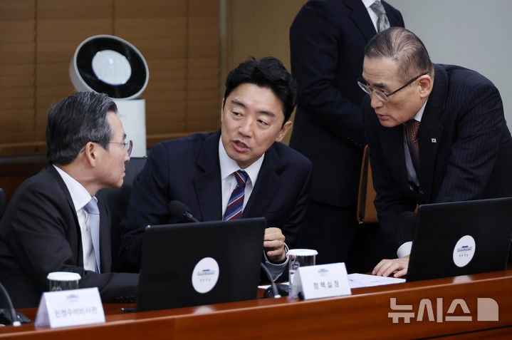李, <b>전략경제협력</b> <b>특사</b>에 <b>강훈식</b> 임명…내주 유럽 방산 <b>협력</b>국 방문