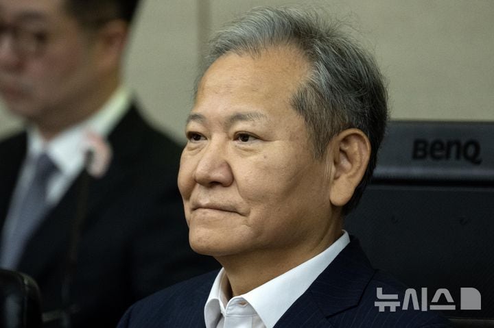 수용번호 단 채 피고인석 앉은 <b>이상민</b>…'<b>내란 혐의</b>' 재판 중계