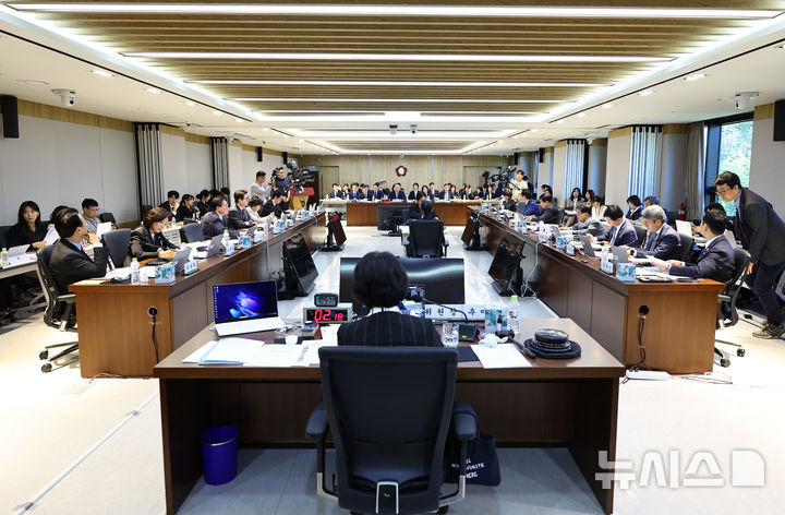 [Seoul=Newsis] Reporter Choi Jin-seok = On the 17th, a national audit is held at the Constitutional Court in Jongno-gu, Seoul for the Constitutional Court and the Constitutional Research Institute by the National Assembly's Legislative and Judiciary Committee. 2025.10.17. myjs@newsis.com