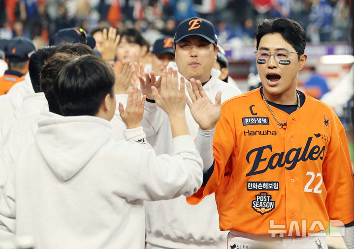 <b>플레이오프</b> 1차전 <b>승리</b>한 <b>한화</b>
