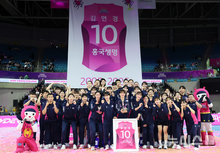 여자배구 '전설' <b>김연경</b>, 화려한 <b>은퇴식</b>…등번호 10번 <b>영구결번</b>