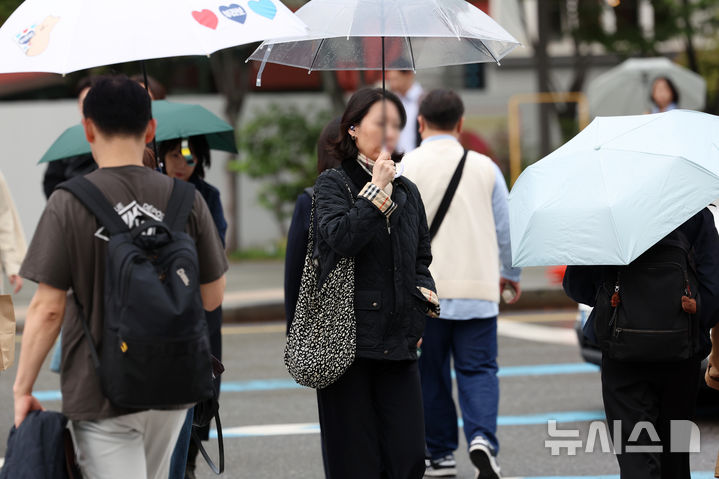 [서울=뉴시스] 조성우 기자 = 비가 내리는 14일 오전 서울 종로구 세종대로 사거리에서 우산을 든 시민들이 이동하고 있다. 2025.10.14. xconfind@newsis.co