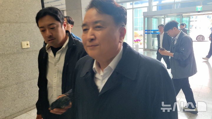 '<b>돈 봉투</b> 수수 <b>의혹</b>' <b>김영환</b> 충북<b>지사</b>, 소환조사 첫 출석