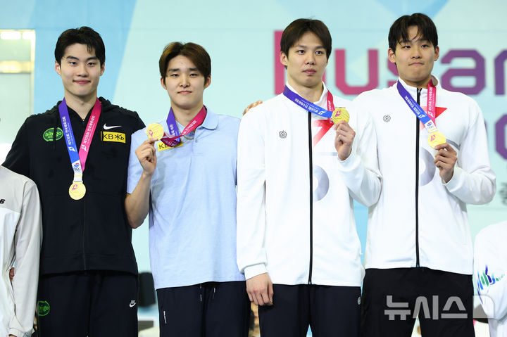 수영 <b>황선우</b>·<b>김우민</b> 전국체전 계영 800m 우승·대회新 <b>합작</b>