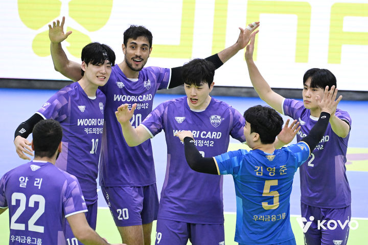 '<b>아라우조</b> 23점' <b>우리카드</b>, 남자배구 개막전서 한전 3-0 완파