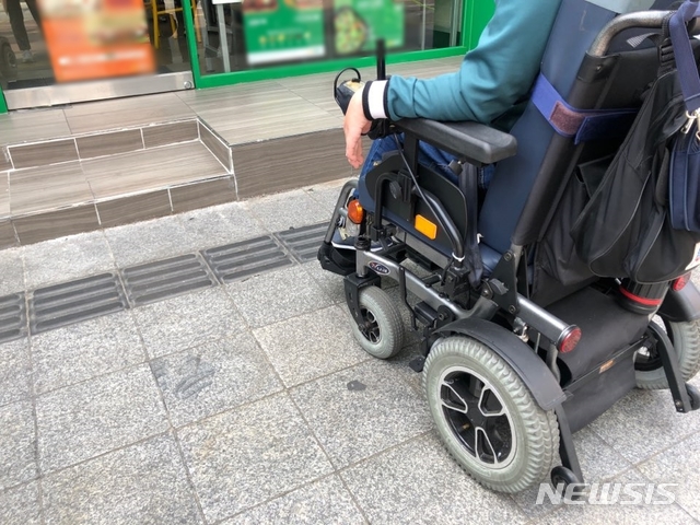 [뱸=ý]  = 뱸 ߱   Ĵ տ ü ܿ  ǳ  ϰ ִ. 2019.04.18. ehl@newsis.com <    >