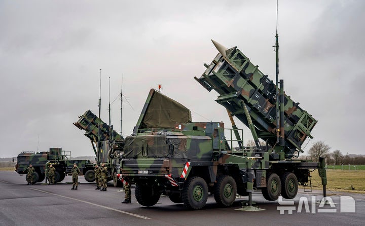 [슈베징=AP/뉴시스]독일 슈베징 공군기지에 배치한 미국제 패트리엇 대공 미사일 시스템. 자료사진. 2025.10.20