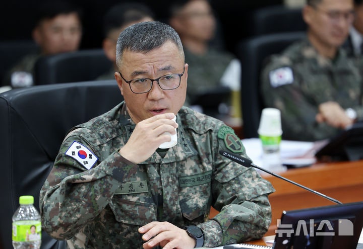 물 마시는 <b>주성운 지작사령관</b>