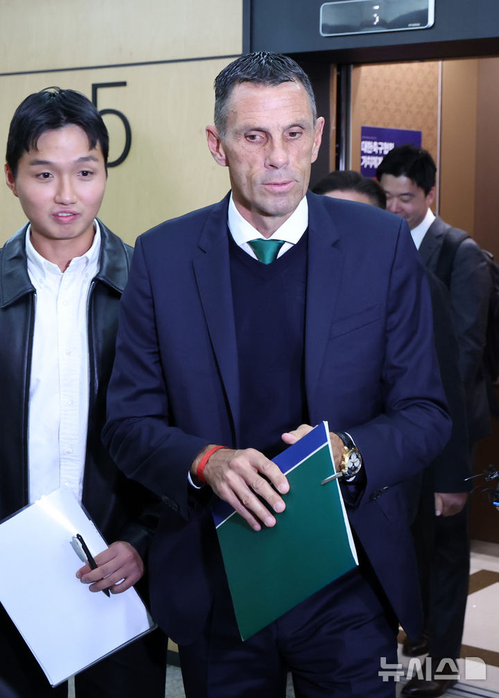 연맹 상벌위원회 출석하는 <b>포옛 감독</b>
