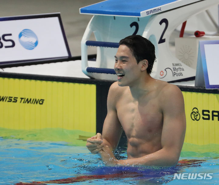 수영 <b>김영범</b>, 전국체전서 <b>황선우</b> 넘고 자유형 100m 한국 <b>신기록</b>
