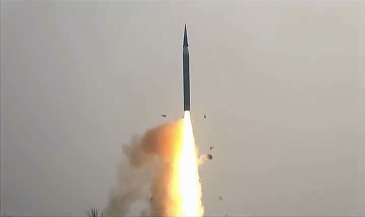 북, 동쪽 방향으로 탄도미사일 발사…APEC 앞두고 <b>도발</b>