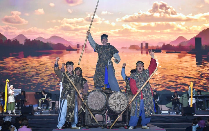 [정선=뉴시스] 지난 26일 제50회 정선 아리랑제 개막 공연 '아리랑대합창'이 장엄하게 펼쳐지고 있다. (사진=정선군 제공) 2025.10.22. photo@newsis.com 