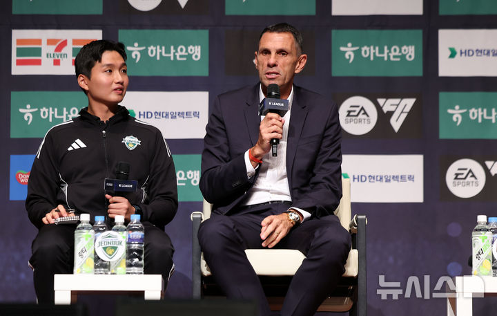 K리그1 파이널라운드 미디어데이 인사말하는 <b>포옛 감독</b>