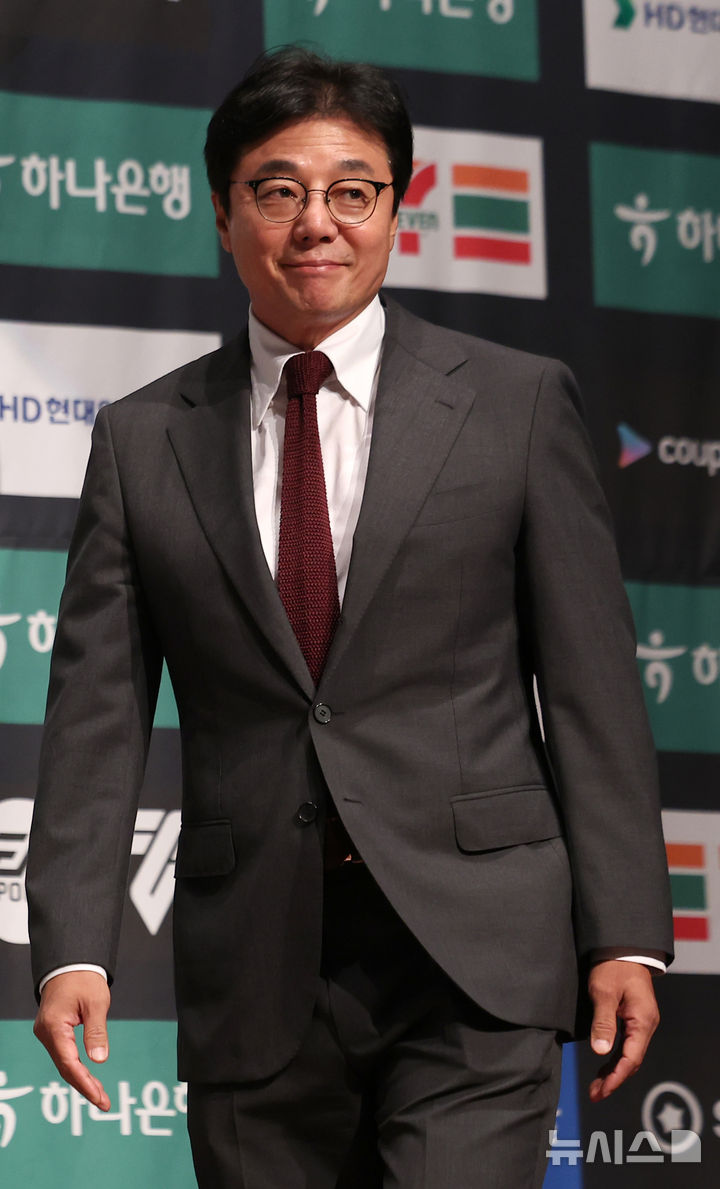 <b>파이널라운드</b> 미디어데이 참석하는 황선홍 <b>감독</b>