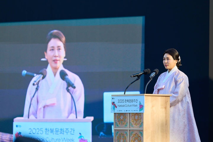 <b>김혜경 여사</b>, 전통시장 방문…한부모가족 복지시설 찾아