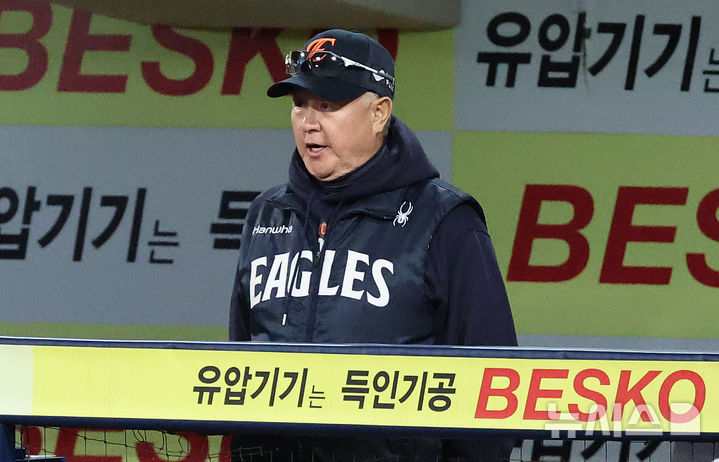 동점 홈런 맞았지만…<b>한화</b> 김경문 감독 "5차전서 <b>김서현 마무리</b>로 기용...