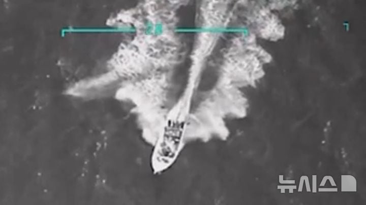 [서울=뉴시스]도널드 트럼프 미 대통령이 9월 2일 카리브해에서 미군이 공습한 마약 보트라며 소개한 동영상의 한 장면. (출처 트럼프 트루스 소셜 동영상에서 캡처) 2025.9.5