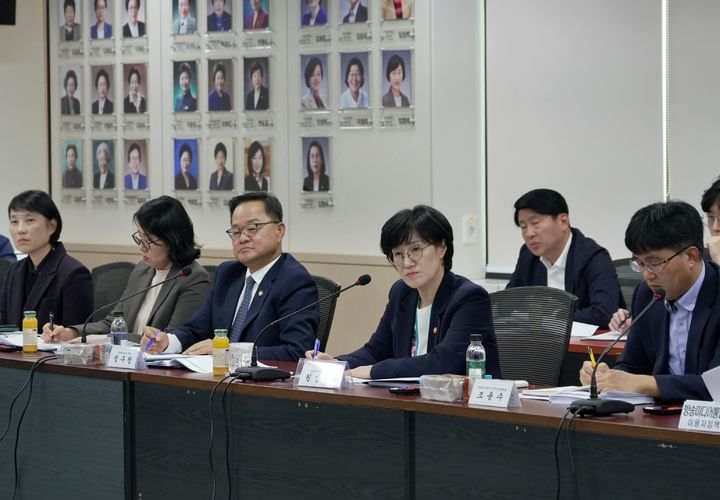 [서울=뉴시스] 권신혁 기자 = 원민경 성평등가족부 장관(가운데 오른쪽)이 정구창 차관(가운데 왼쪽)과 함께 지난 21일 오후 정부서울청사에서 열린 여성폭력방지위원회 제3전문위원회 회의에 참석하여 성매매·인신매매 방