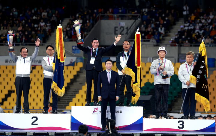 경기도, 전국체전 4회 연속 종합 우승…'4관왕' <b>황선우</b>, 4번째 <b>MVP</b>(종합)