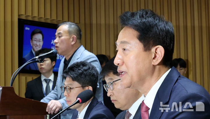 <b>국감</b> 출석한 <b>오세훈</b>과 <b>명태균</b>