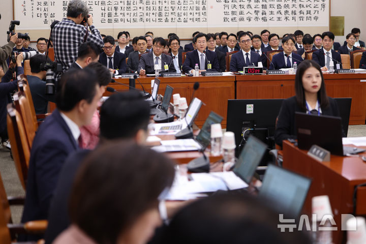 [서울=뉴시스] 김명년 기자 = 정진우 서울중앙지검 검사장이 23일 오후 서울 여의도 국회 법제사법위원회에서 열린 서울고등검찰청-서울중앙지방검찰청 등에 대한 국정감사에서 질의에 답