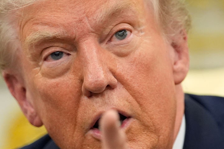 [워싱턴=AP/뉴시스]도널드 트럼프 미국 대통령이 지난 22일(현지 시간) 백악관에서 마르크 뤼터 북대서양조약기구(NATO·나토) 사무총장과 회담하며 발언하고 있다. 2025.10