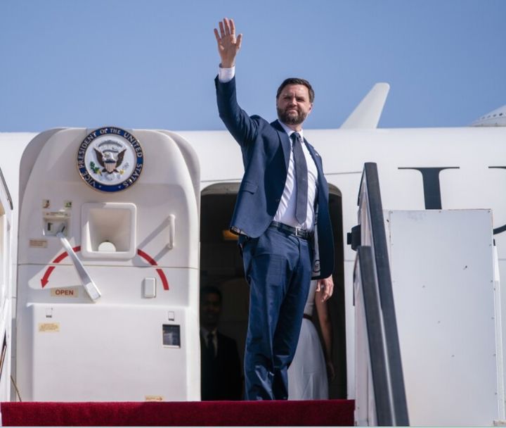 [벤구리온=AP/뉴시스]  JD 밴스 미국 부통령은 23일 사흘간의 이스라엘 방문을 마치고 벤구리온 국제공항을 통해 돌아가면서 손을 흔들고 있다.2025.10.24. *재판매 및 
