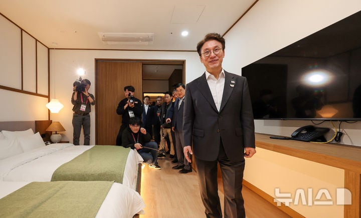 <b>APEC</b> 미디어숙소 <b>점검</b>하는 <b>김민석 총리</b>