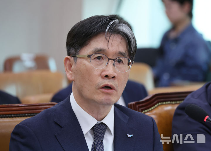 [서울=뉴시스] 김금보 기자 = 오동운 고위공직자범죄수사처장이 24일 오후 서울 여의도 국회에서 열린 법제사법위원회의 고위공직자범죄수사처에 대한 국정감사에서 질의에 답하고 있다. 