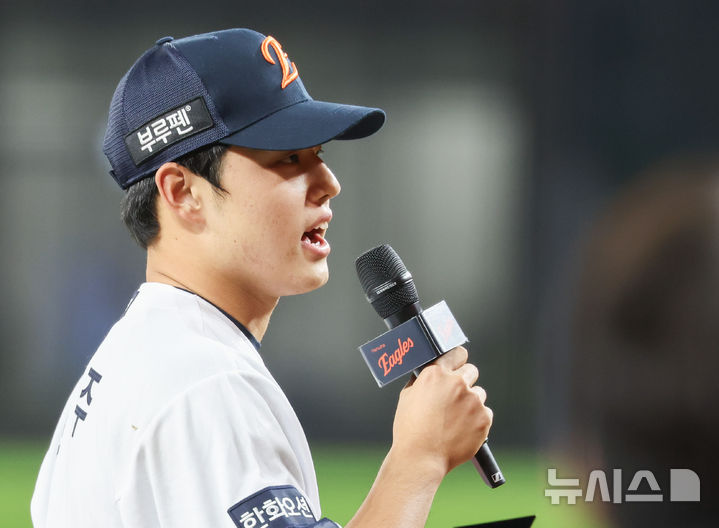 'PO MVP' 한화 <b>문동주</b> "사인 잘 내준 최재훈 선배가 진짜 MVP"[PO]