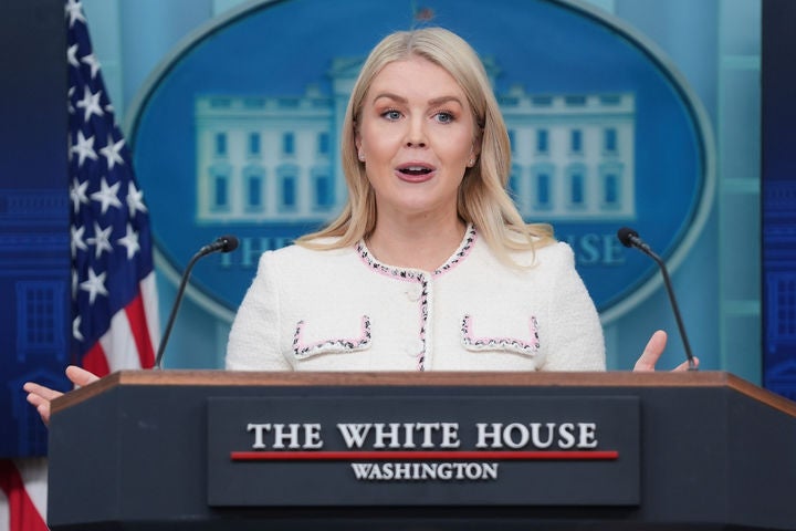 [워싱턴=AP/뉴시스]캐럴라인 레빗 백악관 대변인이 23일(현지 시간) 백악관 정례브리핑을 하고 있다. 2025.10.24.
