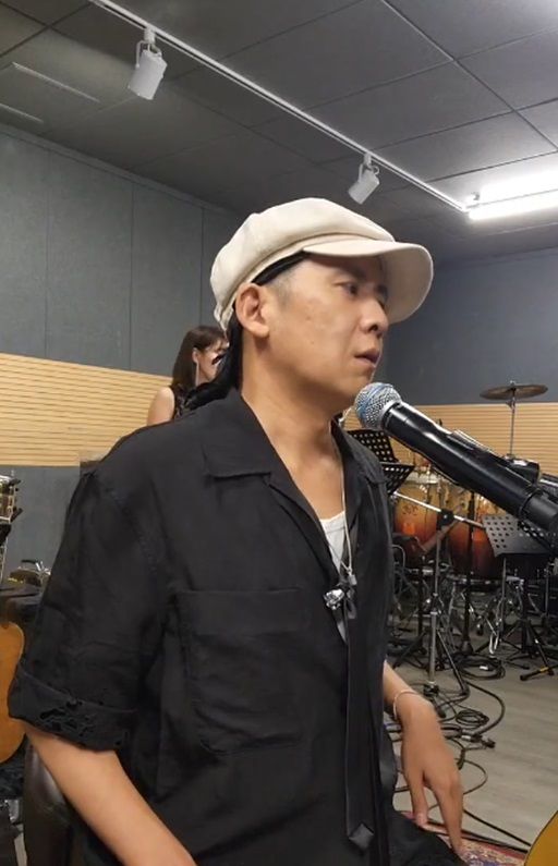 홍경민, 故<b>신해철 추모</b> "하늘나라 스케줄로 결혼식 못 오셨지만…"